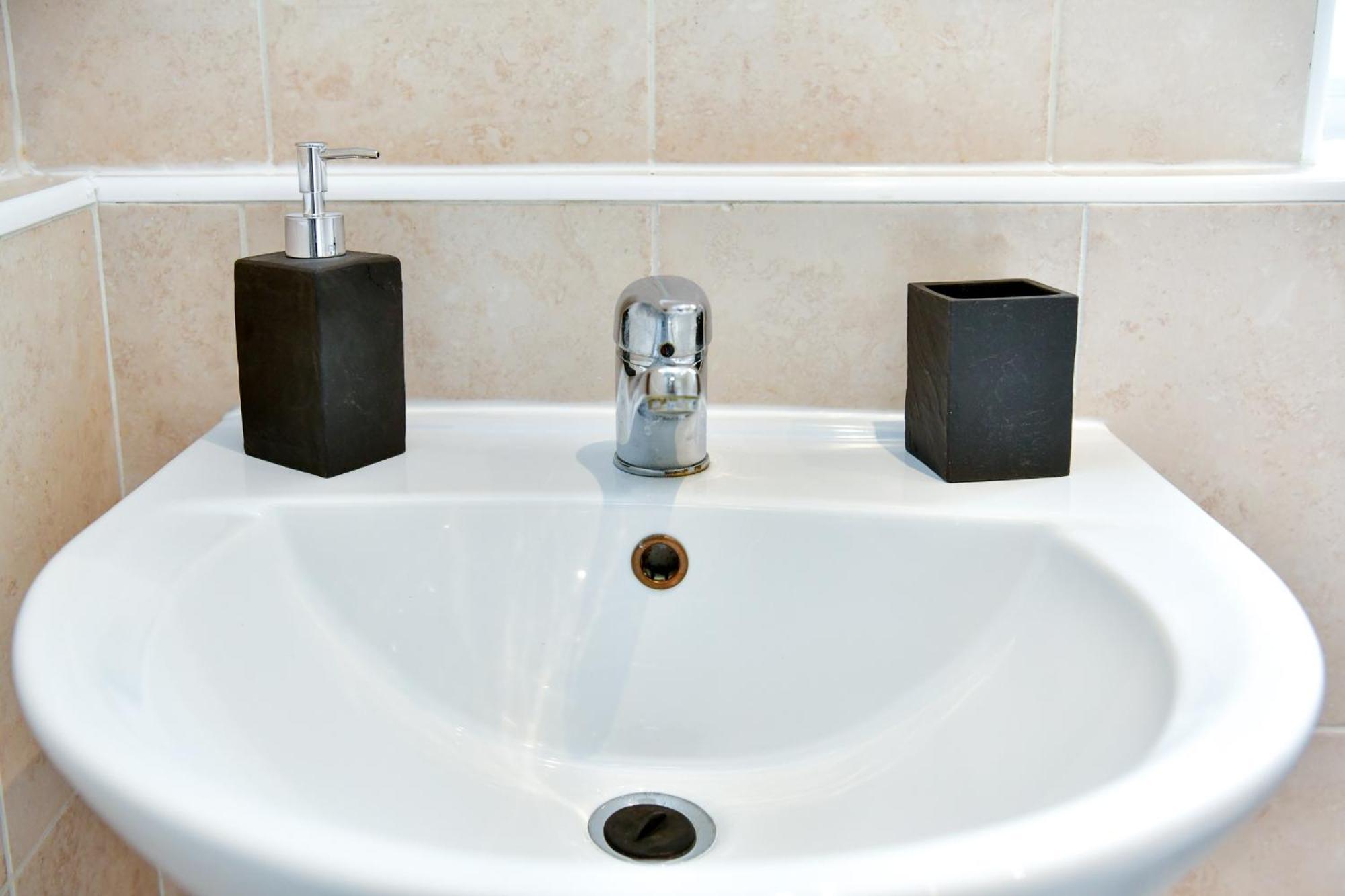 סוואנסי Free Parking - Heart Of The City - Superb Townhouse & Garden - Peaceful Area But Only 5Min Walk To Beach, Shops, Bars, Arena, Marina, Parks מראה חיצוני תמונה